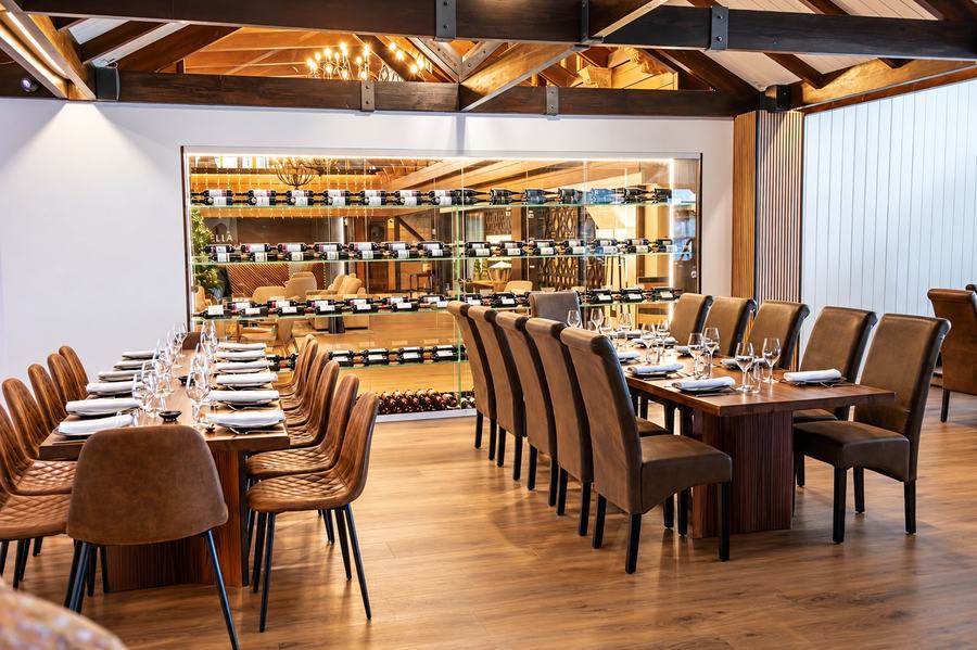 Mesas montadas junto a la vinoteca del restaurante