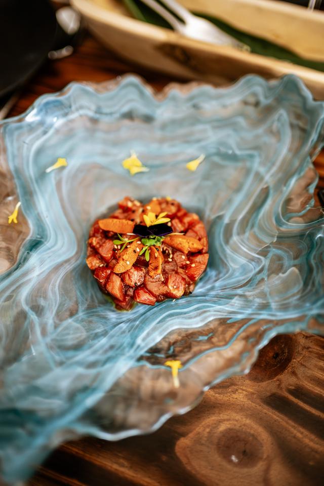 Tartar emplatado sobre un plato de cristal azul