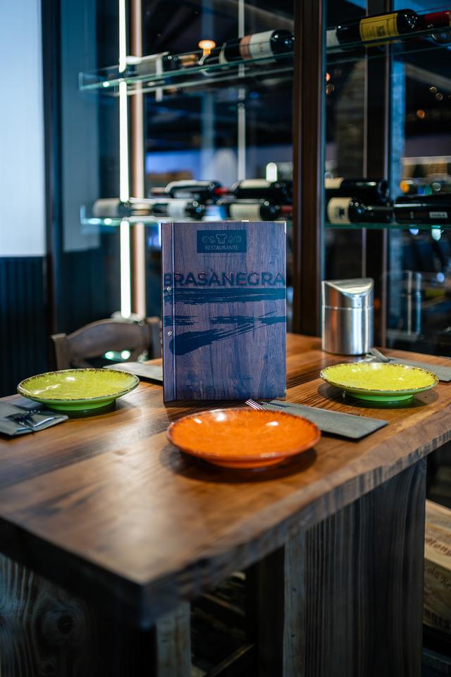 Mesa con la carta de Brasanegra junto a la vinoteca