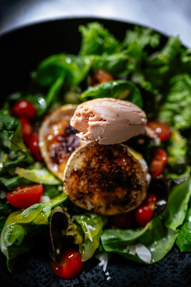 Ensalada de hojas verdes con tomate cherry